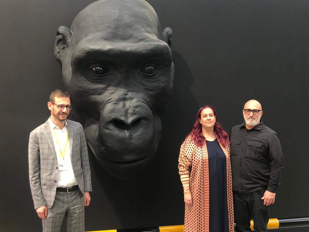 DA SX Marco Capitanio, presidente Piccola Industria Confindustria, Barbara Ulcelli AD di IMG, Stefano Bombardieri, artista davanti a TESTA GORILLA
