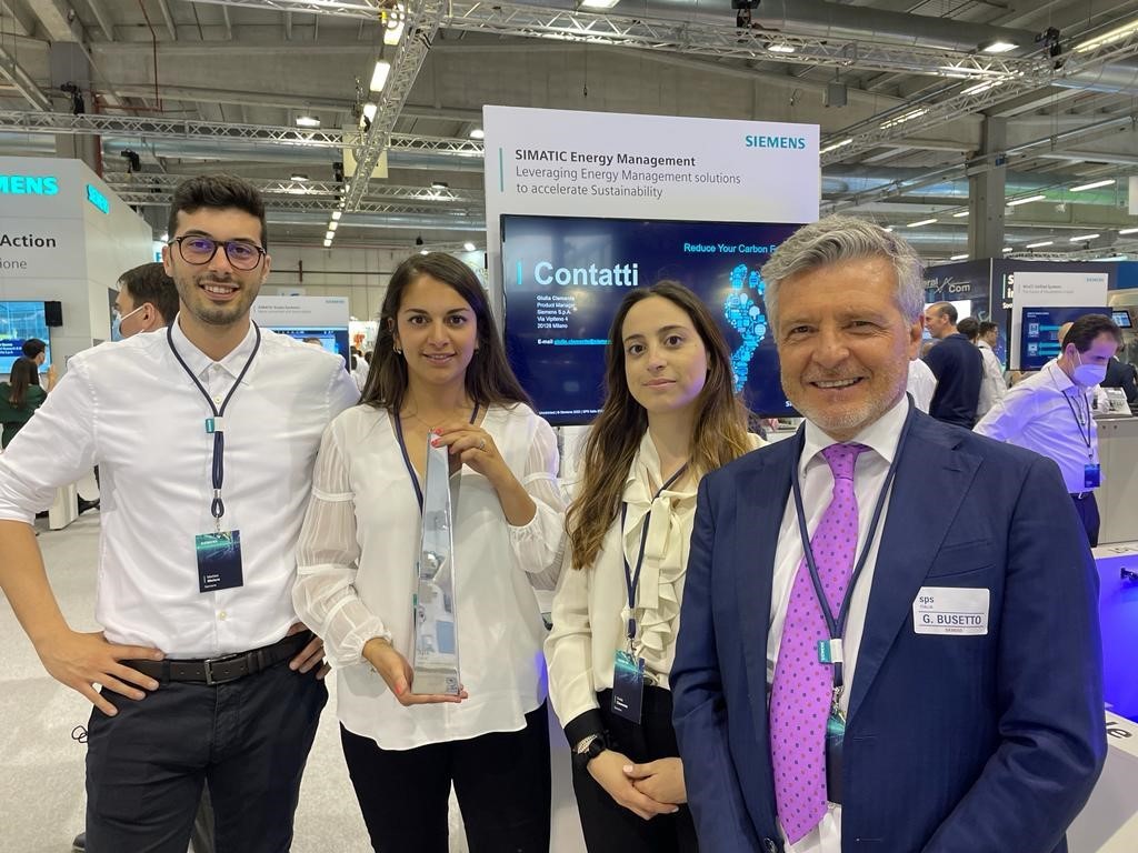 SPS Italia Green Award: Siemens, Miglior Tecnologia abilitante per la sostenibilità. Ing. Giuliano Busetto con Matteo Malara, Prianka Paithankar, Giulia Clemente