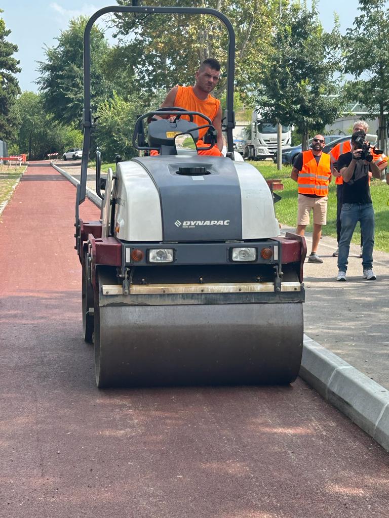Stesa pista ciclabile Idroscalo di Milano
